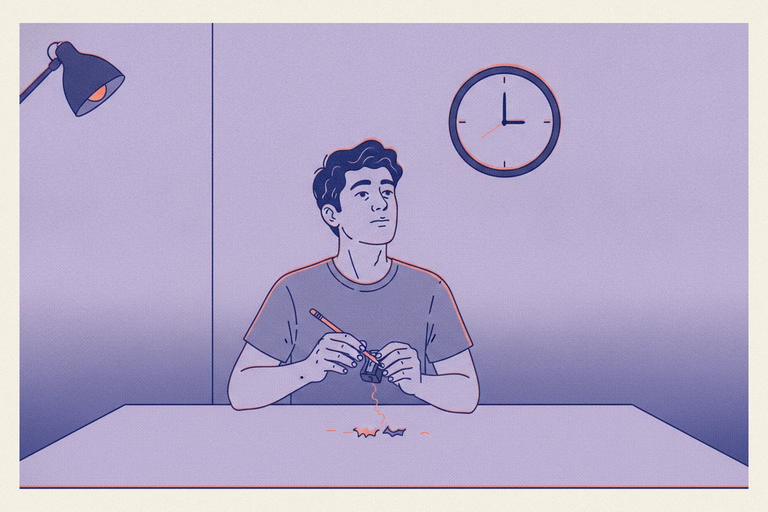 Un homme assis à un bureau vide fixe l'horloge en taillant un crayon déjà taillé